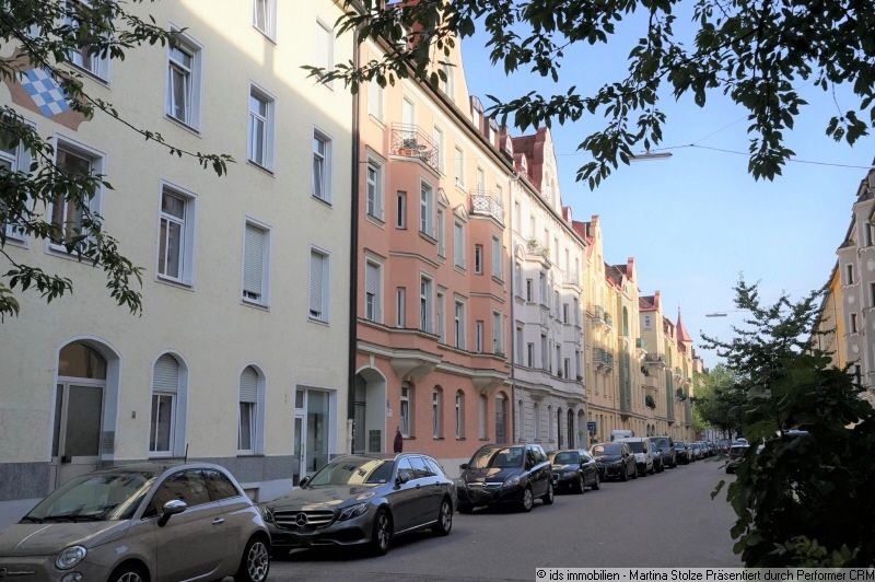 Denkmalschutz-Altbau: 3-Zi.-Whg. mit Wohnküche und Balkon in Sendling – Nähe U3 / U6